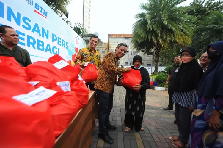 BTN dan Insan Pers Berbagi  Paket Sembako  kepada warga Jabodetabek  Selasa 18 April 2023. (ayopontianak.com/dok. Bank BTN)