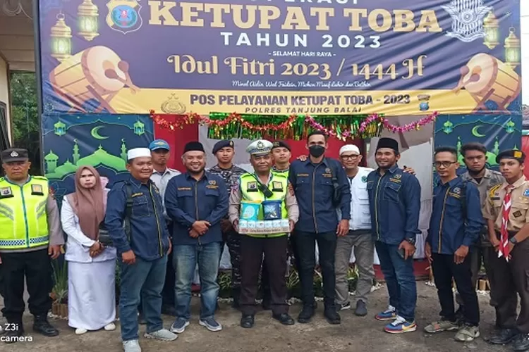  PWI Tanjungbalai sambangi Pos Pam Idul  sekaligus serahkan paket lebaran. (Realitasonline/FRP)