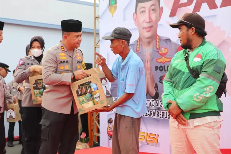 Jajaran Polres Kendal membagikan bingkisan dari Kapolri kepada warga Kendal. (Edi Prayitno/Kontributor Kendal)