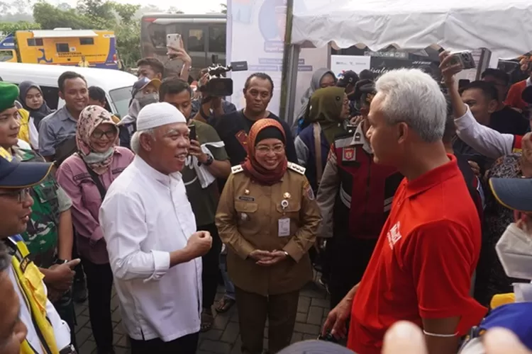 Menteri Pekerjaan Umum dan Perumahan Rakyat (PUPR) Mochamad Basoeki Hadimoeljono dan Gubernur Jateng Ganjar Pranowo meninjau kesiapan rest area 379 A Grungsing. (Muslihun/Kontributor Batang)