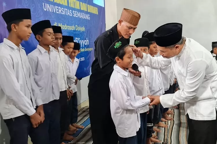 Rektor USM Berikan Santunan 70 Siswa Madrasah Diniyah di Grobogan