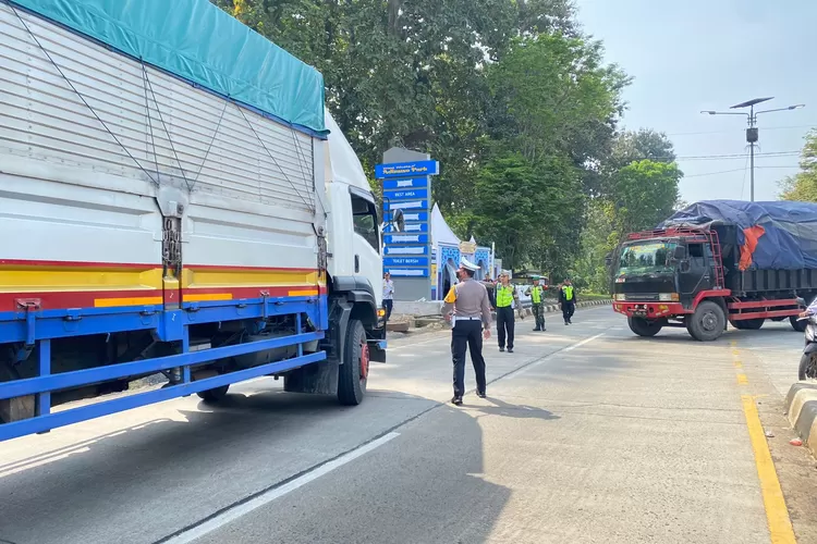 Anggota Satlantas Polres Batang saat mengandangkan truk sumbu tiga di rest area Adinusa Subah. (Foto: dok)