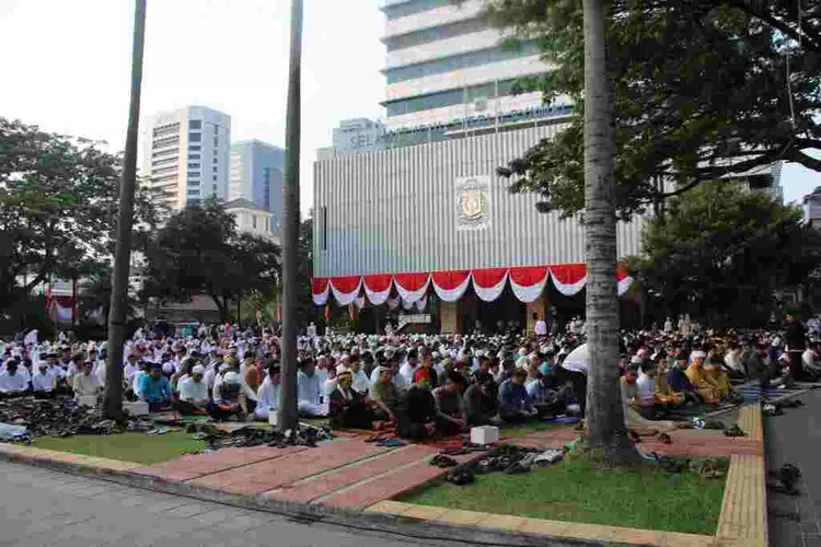 Pemprov DKI Jakarta gelar Sholat Idul Fitri di Halaman Balai Kota. 