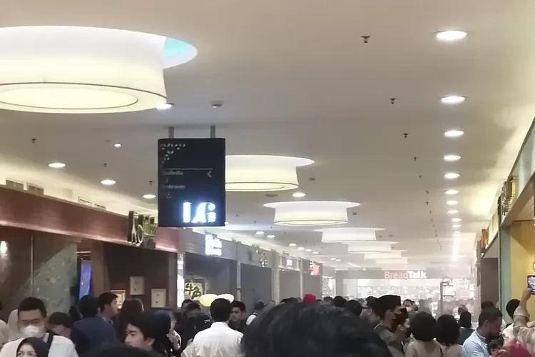 Senayan City Mall kebakaran pada Maghrib tadi, pengunjung segera evakuasi, ternyata ini penyebabnya/Twitter @notyourshin (JAKARTA INSIDER )