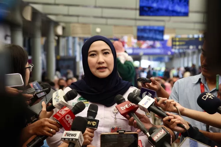 Kepala Humas KAI Daop 1 Jakarta Eva Chairunisa ketika memberikan keterangan terkait puncak arus mudik Lebaran 2023 di Stasiun Pasar Senen dan Stasiun Gambir - Foto: Henry Lukmanul Hakim 