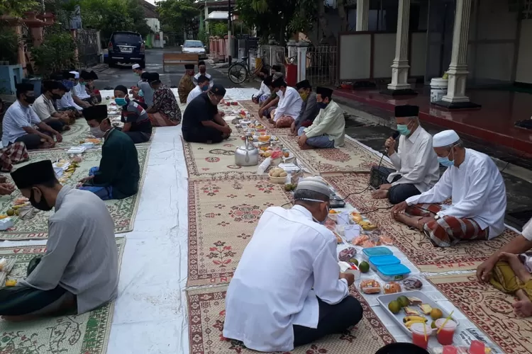 Tradisi riyoyo kupat di Jawa Tengah saat pandemi covid-19. (jatengprov.go.id)