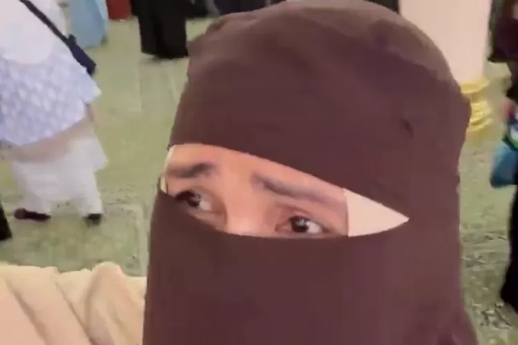 Isa Zega disorot oleh netizen, pasalnya pergi umroh menggunakan baju wanita padahal transgender alias  LGBT (Instagram @Zega_real)