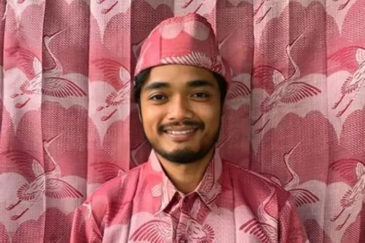 Lebih Seru dari Lesty, Baju Lebaran Unik Pria Ini Menarik Perhatian : Bajunya 'Menyatu' dengan Gorden. /Instagram Khoirul Anam)