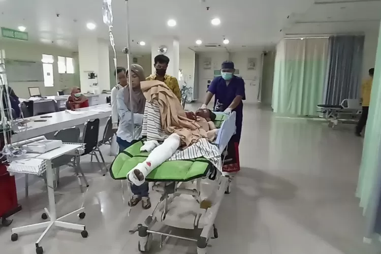 Yulio Ferdinan Wildan terluka parah dibawa ke ruang operasi RSI Muhammadiyah Weleri Kendal, Kamis 20 April 2023. (Edi Prayitno/Kontributor Kendal)