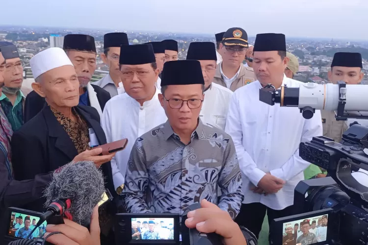 Pemantauan hilal di Sumsel dilakukan di atas Hotel Aryaduta. Kakanwil Kemenag Sumsel h Syafitri Irwan menyatakan bahwa 1 Syawal 1444 H diperkirakan Sabtu (22/4/2023) (Kemenag Sumsel)