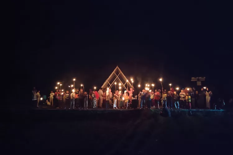 Anak-anak dan remaja Desa Kalibogor Sukorejo pawai takbir keliling dengan obor Kamis 20 April 2023.  (Dok)