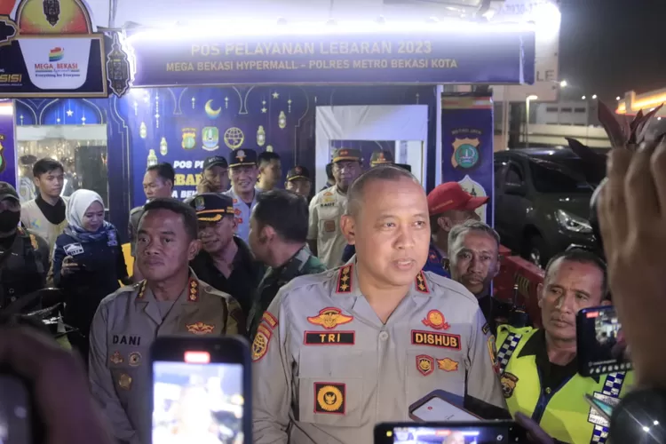 Plt Wali Kota Bekasi Tri Adhianto mengecek pos pengamanan aurus mudik Lebaran 2023 (Humas Pemkot Bekasi)