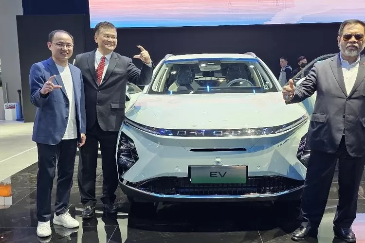 Chery Motor Meluncurkan Mobil PHEV Generasi Ketiga di Auto Shanghai 2023. Dalam foto berpose Presiden PT Chery Indonesia Shawn Xu, Diuta Besar Indonesia untuk China Djahuari Oratmangun, dan Konsul Jenderal RI di Shanghai Deny Kurnia (foto PT CSI)