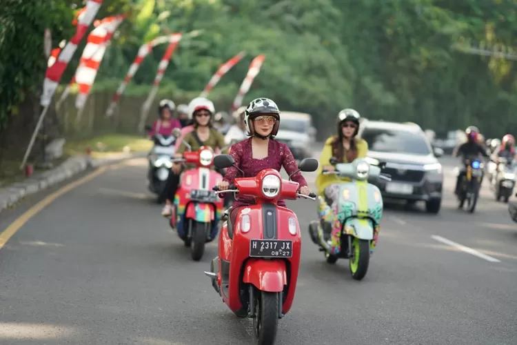 Fun riding oleh Denok Street Semarang dengan memakai baju kebaya. (Denok Street)