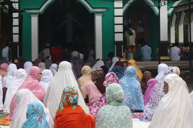 Niat Dan Tata Cara Sholat Idul Fitri: Lengkap Arab, Latin Hingga ...