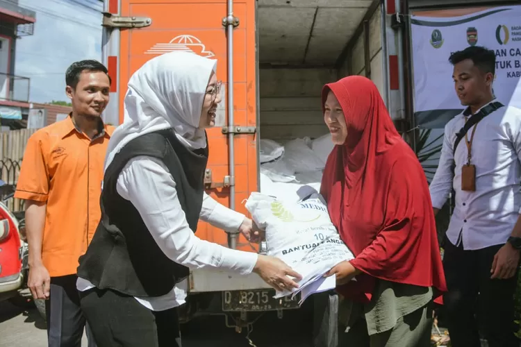 Bupati Purwakarta Anne Ratna Mustika memberikan bantuan pangan buat warga jelang Lebaran. (Diskominfo Purwakarta)