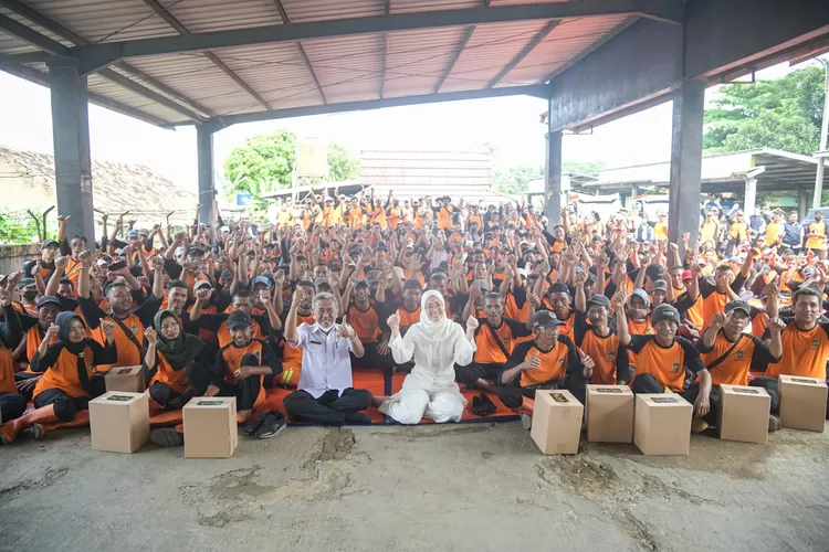 Bupati Purwakarta Anne Ratna Mustika bersama tim pendekar sapu jagat untuk memerangi Purwakarta dari sampah selama Idul Fitri 1444 H (Diskominfo Purwakarta)