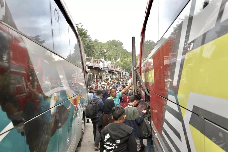 (Ilustrasi) Pemudik hendak naik ke bus yang akan membawa mereka ke kampung halamannya masing-masing - Foto: Henry Lukmanul Hakim