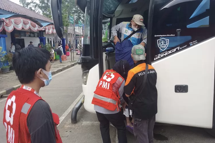 Petugas kesehatan PMI Kota Tangerang sedag memberikan pertolongan kepada para pemudik 