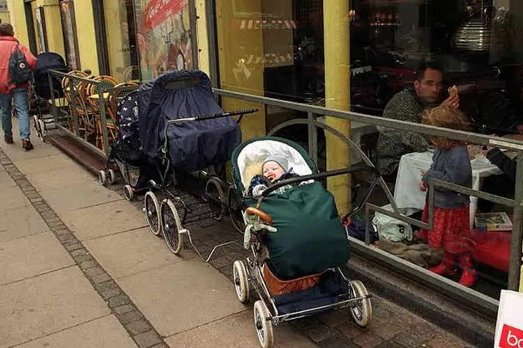 Di wilayah ini ternyata parenting yang sudah dipandang normal menbiarkan bayi di dalam stroller, sementara orang tua asyik makan maupun shopping. (npr.org)
