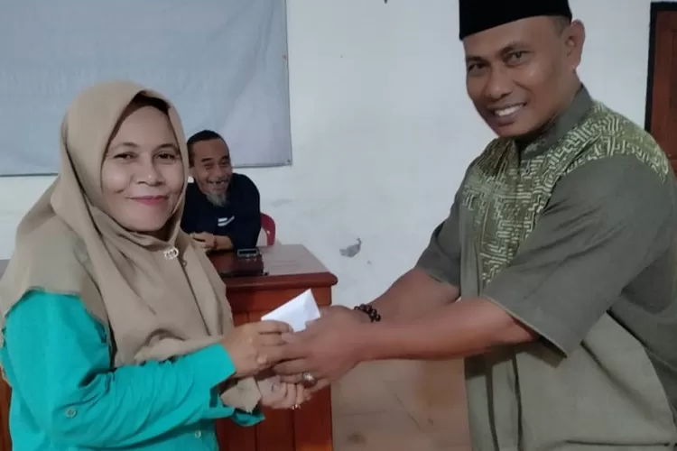 Simbolis penyaluran Insentif Guru Ngaji dari Kades Parakan Garokgek, Mulyana (Kanan) kepada Guru Ngaji (PurwakartaOnline.com)