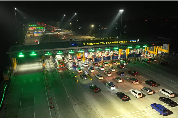 Situasi pada Tol Cikampek Utama pada Selasa, 25 April 2023 malam terpantau ramai dan padat kendaraan. Kepolisian dan Jasa Marga siapkan rekayasa lalu lintas. (jasamarga.com)