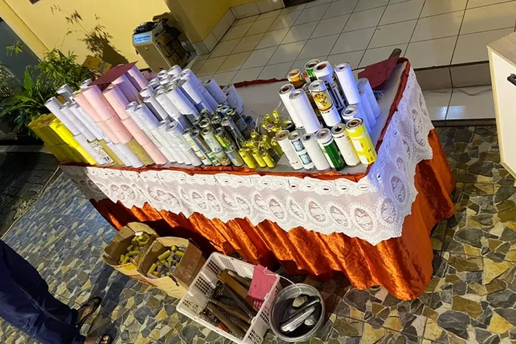 Ratusan mercon yang disita Polrestabes Semarang. Polda Jateng melarang pesta mercon.  (Ayosemarang.com/ Audrian Firhannusa)