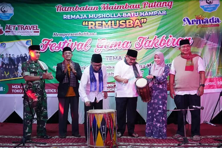 Bupati Tanah Datar Eka Putra membuka secara resmi Festival Gema Takbiran se Kabupaten Tanah Datar.