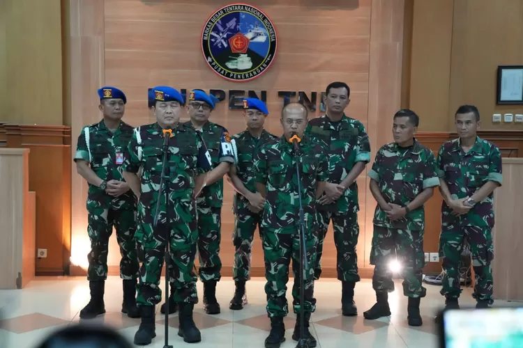 Komandan Pusat Polisi Militer (Danpuspom) TNI Laksda TNI memberikan pengumuman terkait Bentrok TNI-Polri saat pertandingan futsal di Kupang, Nusa Tenggara Timur, (Puspen TNI)