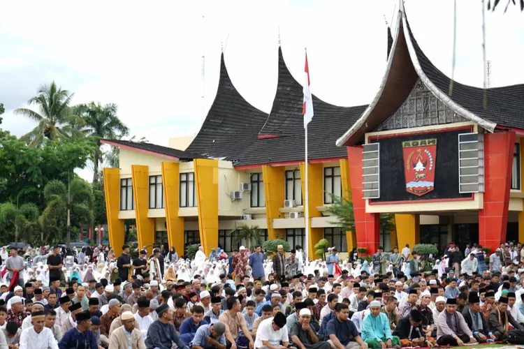 Ribuan masyarakat Kabupaten Agam gelas Salat Ied bersama bupati (Dok. Diskominfo)