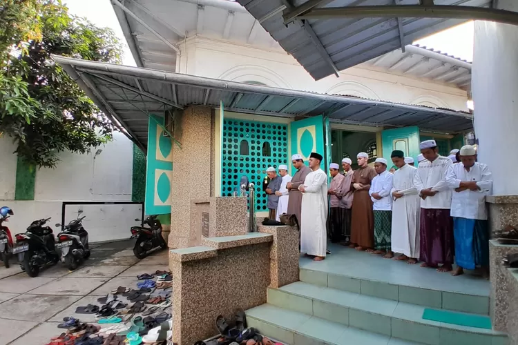 Sholat Idulfitri di Masjid Layur Semarang yang hanya diisi oleh pria. (Ayosemarang.com/ Audrian Firhannusa)