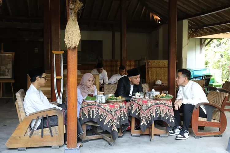 Ganjar Pranowo Sarapan Bareng Gibran Rakabuming Raka Usai Sholat Idul Fitri