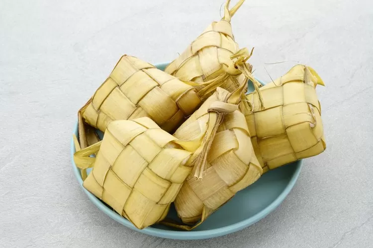 Ketupat menjadi hidangan khas Lebaran, Namun harus tahu cara memasak yang tepat agar ketupat tak lekas basi.