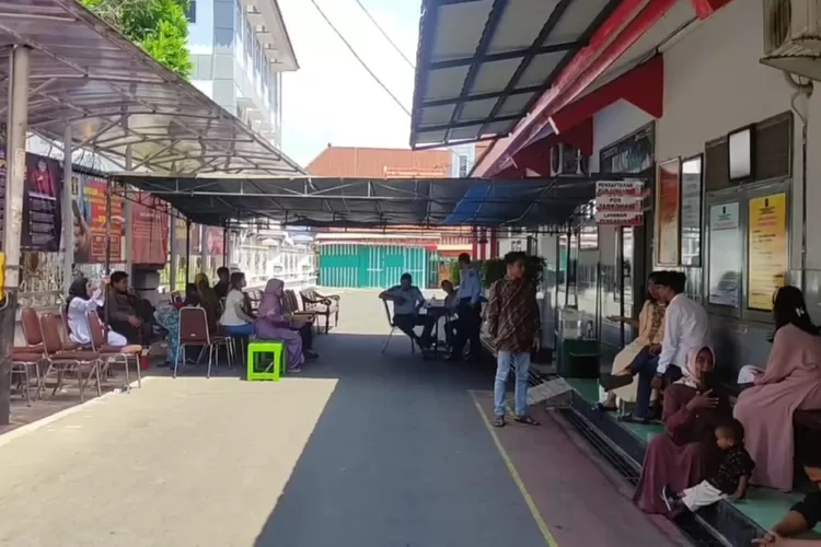 Keluarga narapidana menunggu besuk di Lapas Kelas II A Kendal di hari pertama lebaran, Sabtu 22 April 2023. (Edi Prayitno/ kontributor Kendal)