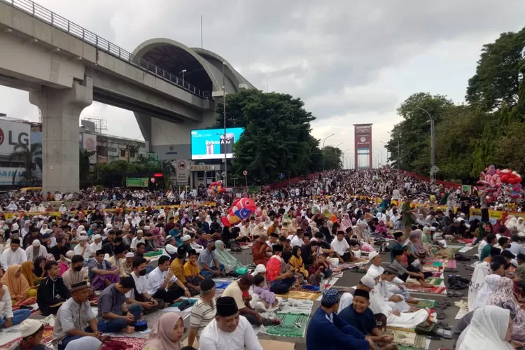 Meski ada imbauan  untuk tidak shalat Id di Jembatan Ampera, Jemaah shalat Id di masjid SMB Jayo Wikarami tetap memadati Ampera seperti tahun-tahun sebelumnya.  (Nasir (Ketikpos.com))