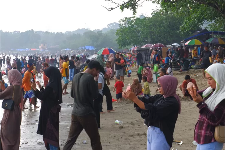 Wisatawan Serbu Pantai Carita Di Hari Kedua Lebaran Pengelola Sampai Tutup Gerbang Kali