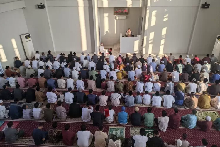 Ilustrasi Jamaah mendengarkan khutbah usai sholat Idul Fitri