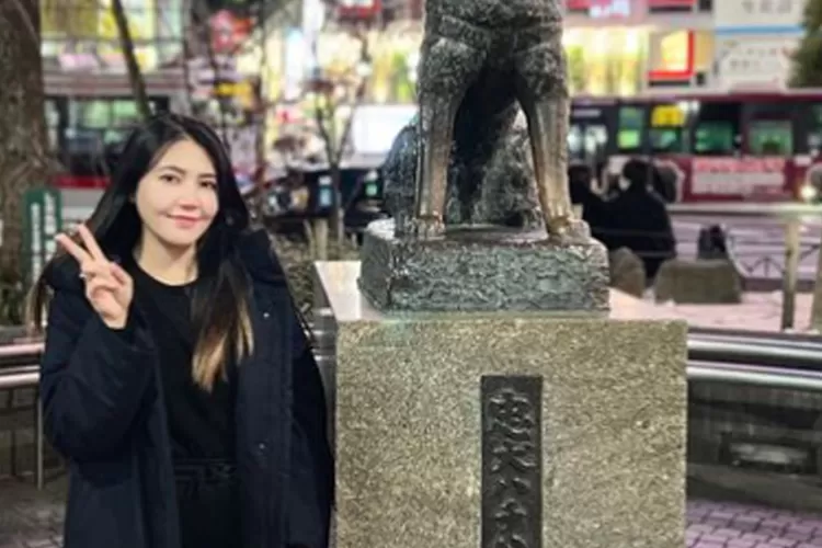 Via Vallen putuskan jual bangkai mobil Alphard yang dibakar fans 3 tahun lalu. (Instagram.com/viavallen)