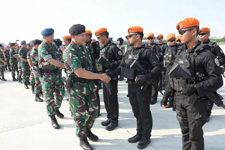 Panglima TNI Laksamana TNI Yudo Margono melepas keberangkatan personel TNI AU  ke Sudan untuk evakuasi Warga Negara Indonesia (WNI). (Foto: Dispenau)