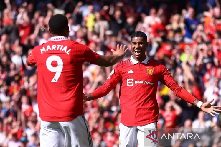 Pemain Manchester United Anthony Martial merayakan gol kedua bersama rekannya Marcus Rashford pada laga Liga Inggris melawan Everton di Old Trafford, Manchester, Inggris (8/4/2023). MU menang dengan skor 2-0 melalui gol Scott McTominay dan Anthony Martial​​​​​​​.  (ANTARA FOTO/REUTERS/Carl Recine)