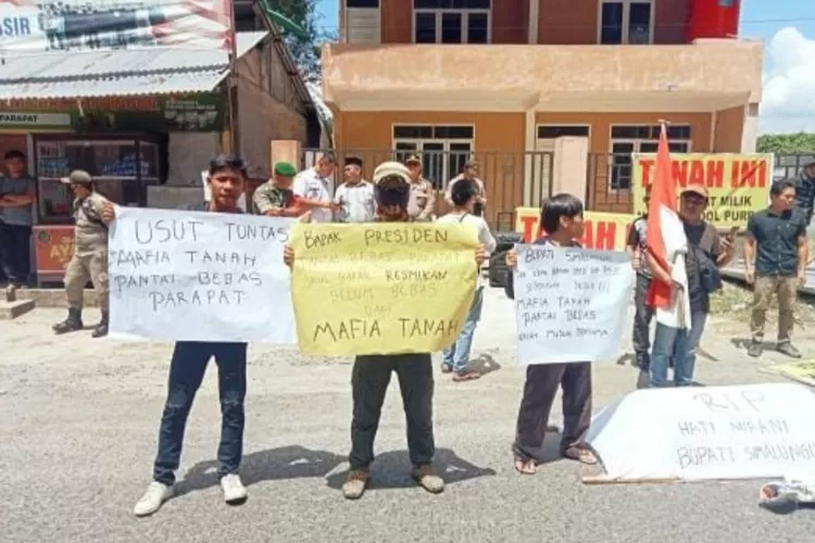Warga demo Bupati Simalungun terkait isu jual beli tanah di Pantai Bebas Parapat  (Ist)