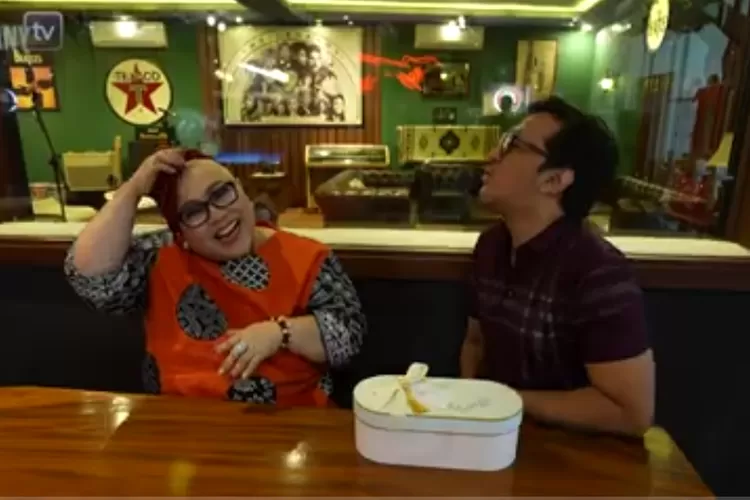 Nunung Srimulat tampak hadir dalam podcast Andre Taulany dengan penampilan kepala botak karena alami kanker payudara (Youtube Taulany TV)