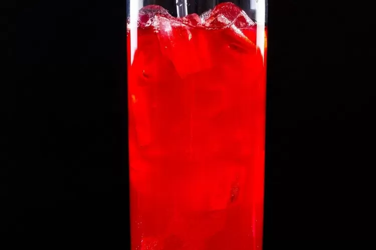 Salah satu minuman yang bisa mempercepat penuaan dan rentan sakit, Fresh Strawberry-Rhubard Soda (Instagram @cooksillustrated)