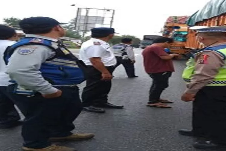 Satlantas Polres Taput dan Dishub Hentikan Sementara Truk Angkutan Barang guna Melancarkan Arus Mudik dan Balik Lebaran  (Realitasonline/Alpon Situmorang)