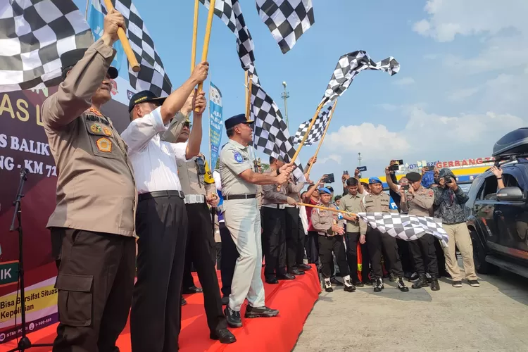 Menko PMK Muhadjir Effendy dan Kapolda Jateng Irjen Pol Ahmad Luhtfi saat membuka one way arus balik di GT Kalikangkung Semarang, Senin 24 April 2023 siang.  (Ayosemarang.com/ Audrian Firhannusa)