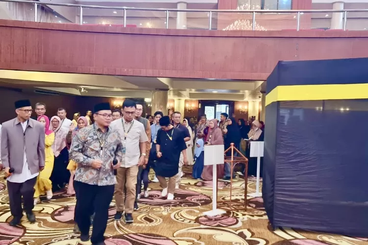 Sekretaris Umum Persatuan islam Dr Haris Muslim (berbatik) didamping Skretaris Bidang Infokom PERSIS Jejen Jaenudin M.Pd (menggunakan jas abu-abu), ketika melaksanakan manasih - Foto: Humas PT. Karya Imtaq