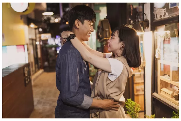 Banyak sekali yang bertanya apa saja tanda ketika orang naksir sama kamu padahal kamu sendiri selalu menebak-nebak (freepik/2m assets)