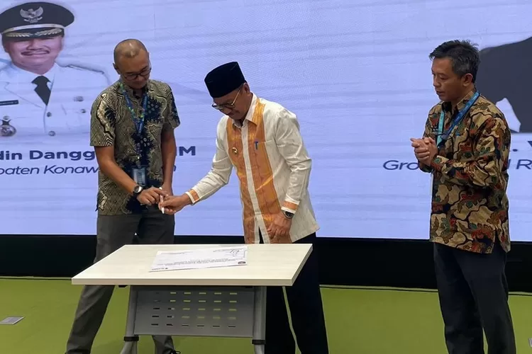 XL Konawe Selatan : Group Head Regional Enterprise Account XL Axiata, R.Wicaksono (kiri) dan Bupati Konawe Selatan H. Surunuddin Dangga, S.T., M.M.(kanan) menandatangani kerjasama untuk percepatan kota cerdas dan pedesaan terhubung  di Jakarta, Jumat (14/3). DOK.XLAXIATA