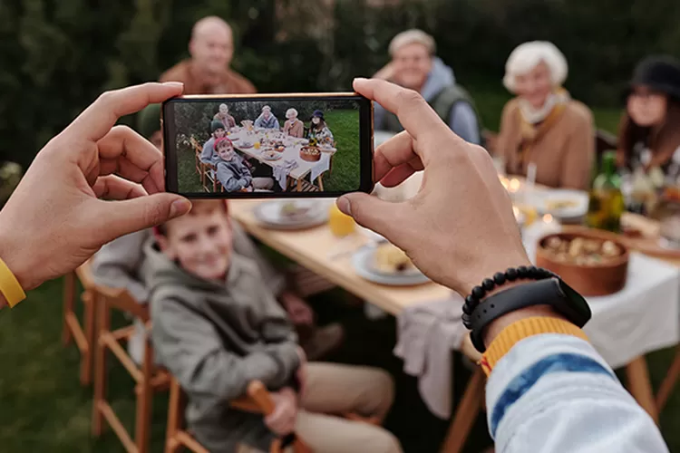 Illustrasi menikmati kehangatan pertemuan keluarga di hari Lebaran, seorang introvert pun bisa merasakan kebahagiaan bersama. (pexels.com/@askar-abayev-5638701)