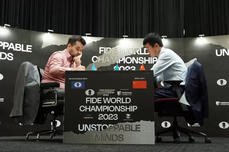 GM Ian Nepomniachtchi saat tengah bertanding melawan GM Ding Liren pada Kejuaraan Dunia FIDE 2023 (Aleksandar Dimitrijevic)